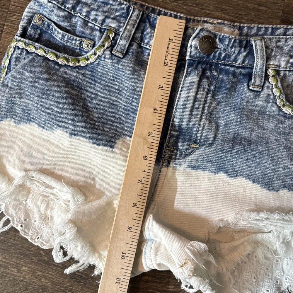Free People Low Tide Dip Dye Bleached‎ Embroidered Jean Shorts Size 26 READ